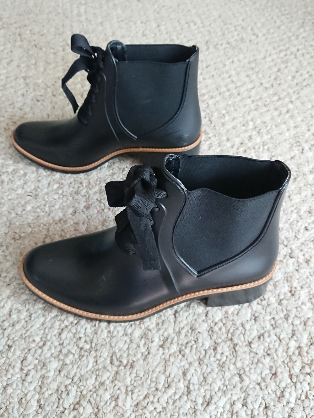 Bernardo Lacey Chelsea style waterproof ankle rain boots size 8